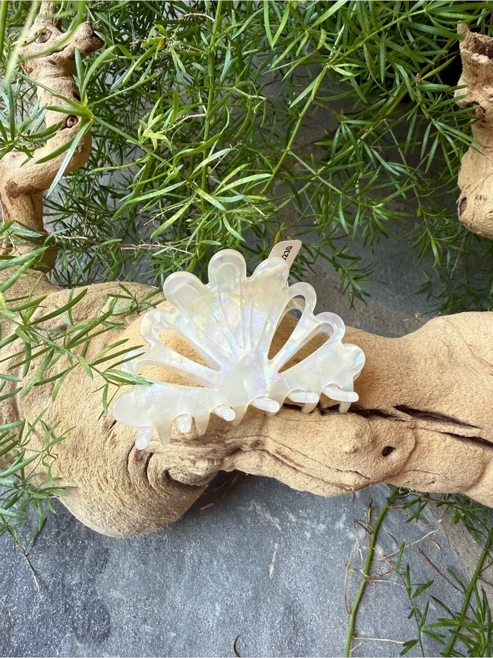 New🌟Anthropologie-Iridescent Cream Shell Hair Claw Clip